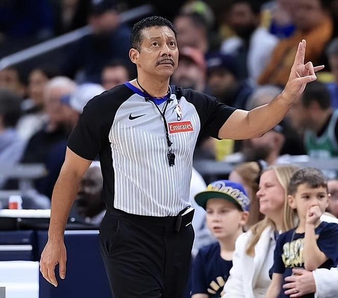 名哨腿筋拉傷無限期休戰(zhàn)！昨日坐輪椅離場 有望常規(guī)賽結束前回歸