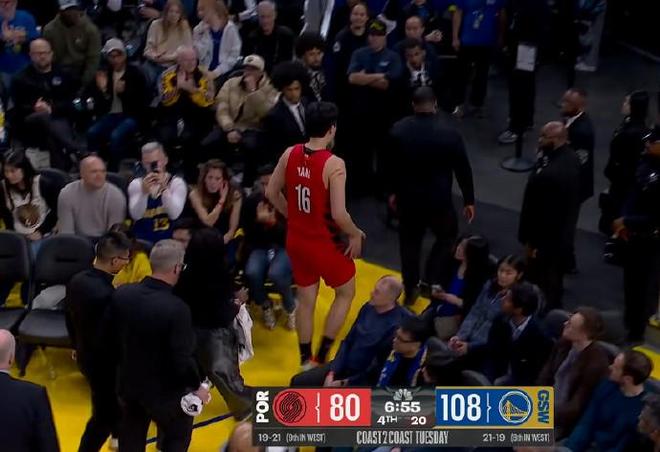 幸無大礙！楊瀚森後腦被撞後經(jīng)短暫檢查重返球場繼續(xù)比賽