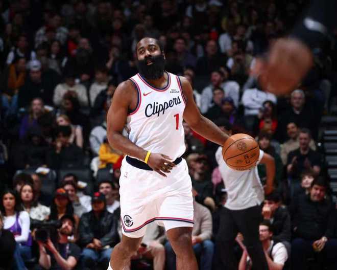 沖進(jìn)前十！小卡傷?？齑訒r(shí)險(xiǎn)勝猛龍 哈登31+10連中關(guān)鍵球