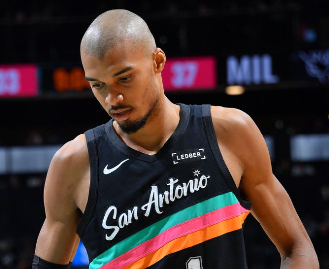 升西部第二！文班22+10受傷驚魂 馬刺最多領(lǐng)先39分大勝雄鹿