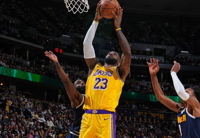 詹姆斯200歲還能扣太離譜！本人回應(yīng)朋友稱贊：6個(gè)笑哭了表情