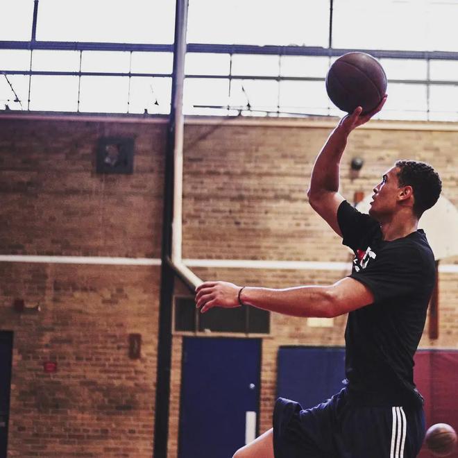 帶著母親遺愿戰(zhàn)斗12年，交易添頭成了隊魂