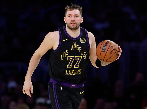 東契奇僅用時(shí)18分鐘便取得三雙，創(chuàng)造湖人隊(duì)史最快紀(jì)錄